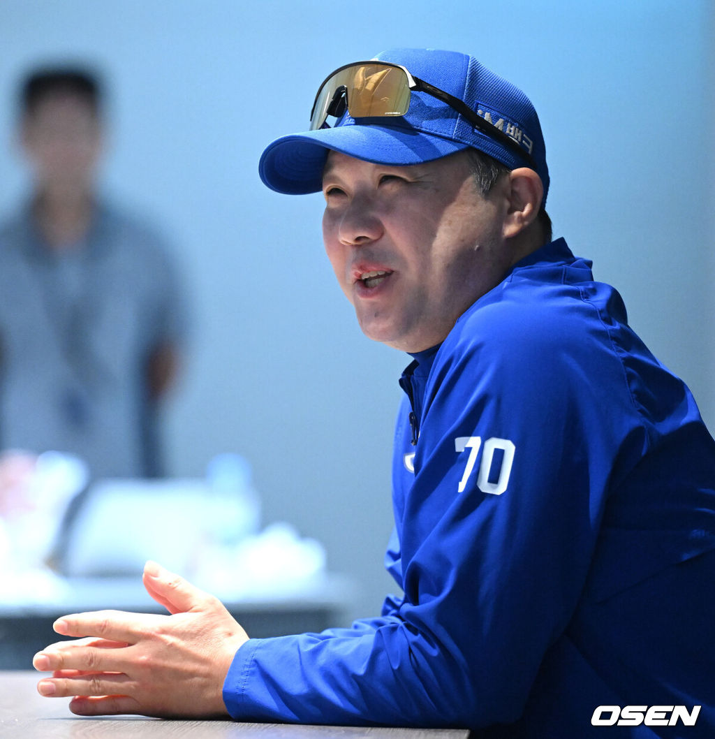 17일 오후 대전 한화생명볼파크에서 2025 신한 SOL Bank KBO리그 포스트시즌 플레이오프 1차전 한화 이글스와 삼성 라이온즈의 경기가 열렸다.한화는 폰세, 삼성은 가라비토를 선발 투수로 내세웠다.경기에 앞서 삼성 박진만 감독이 인터뷰를 하고 있다. 2025.10.17 /sunday@osen.co.k