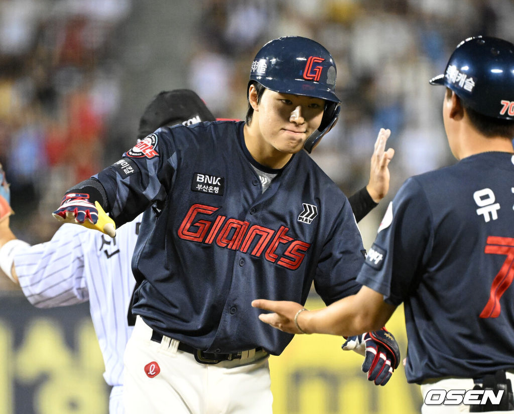 19일 오후 서울 잠실야구장에서 2025 신한 SOL Bank KBO리그 LG 트윈스와 롯데 자이언츠의 경기가 열렸다.LG는 에르난데스, 롯데는 데이비슨을 선발 투수로 내세웠다.8회초 2사 만루에서 롯데 한태양이 우전 2타점 적시타를 치고 환호하고 있다. 2025.07.19 /sunday@osen.co.kr