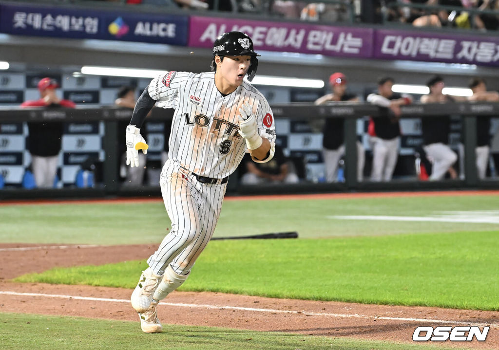 25일 부산 사직야구장에서 2025 신한 SOL 뱅크 KBO 리그 롯데 자이언츠와 KIA 타이거즈의 경기가 열렸다. 홈팀 롯데는 데이비슨이, 방문팀 KIA는 김건국이 선발 출전했다.롯데 자이언츠 한태양이 6회말 무사 1,2루 중견수 왼쪽 1타점 안타를 치고 진루하고 있다. 2025.07.25 / foto0307@osen.co.kr