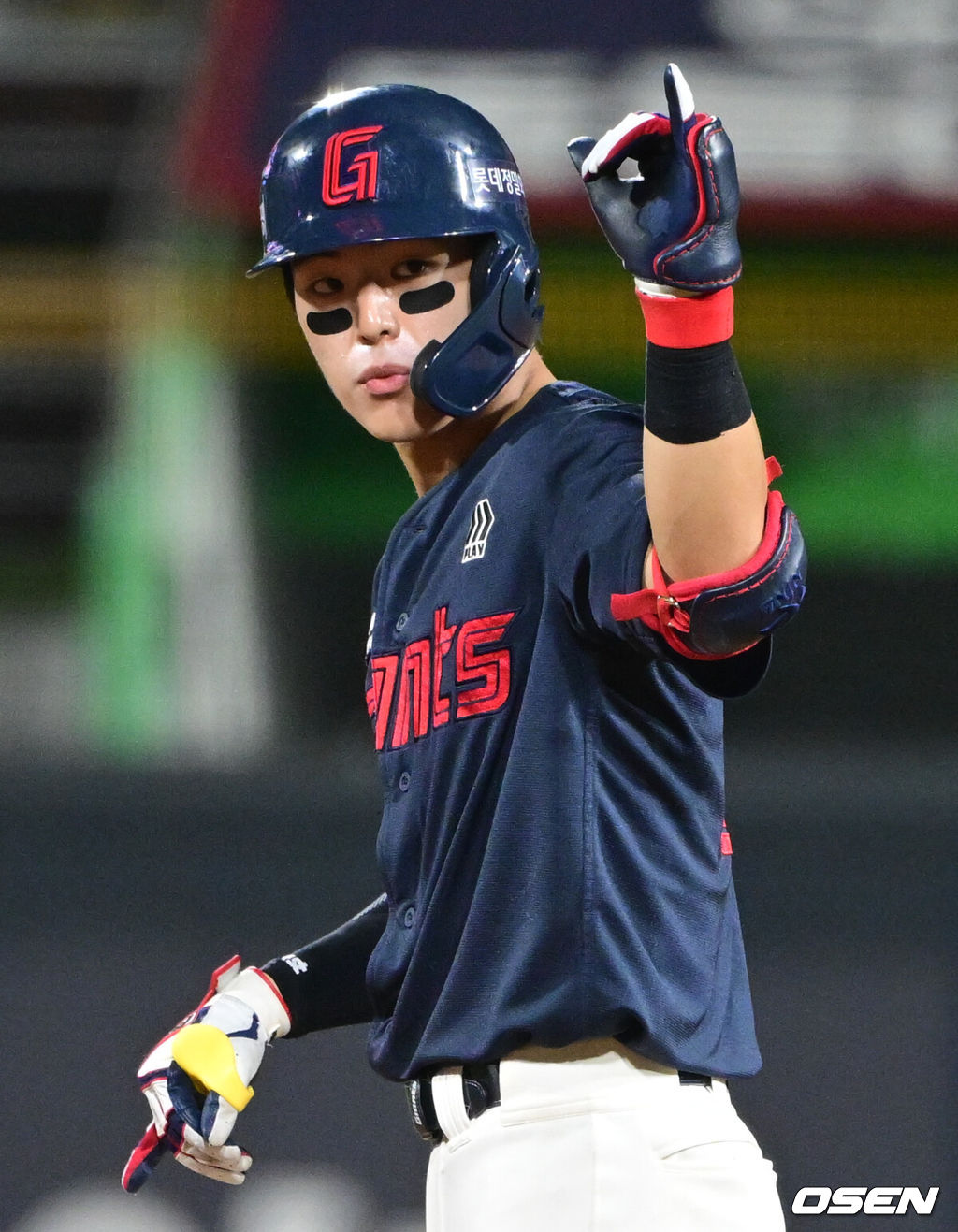 3일 오후 수원KT위즈파크에서 ‘2025 신한 SOL BANK KBO리그’ KT 위즈와 롯데 자이언츠의 경기가 진행됐다.이날 경기에 KT는 헤이수스, 롯데는 감보아를 선발투수로 내세웠다. 7회초 2사 2,3루 롯데 한태양이 역전 2타점 적시타를 날린 뒤 KT 실책을 틈타 2루를 밟은 뒤 세리머니를 하고 있다. 2025.09.03 /cej@osen.co.kr