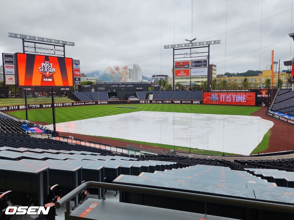 18일 플레이오프 1차전을 앞두고 대전 한화생명볼파크에 방수포가 덮여있다. 2025.10.18 /waw@osen.co.kr