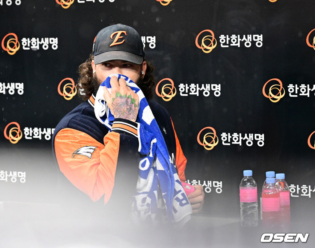 17일 오후 대전 한화생명볼파크에서 2025 신한 SOL Bank KBO리그 포스트시즌 플레이오프 1차전 한화 이글스와 삼성 라이온즈의 경기가 열렸다.한화는 폰세, 삼성은 가라비토를 선발 투수로 내세웠다.비가 내리는 가운데 한화 폰세가 경기를 준비하고 있다. 2025.10.17 /jpnews@osen.co.k