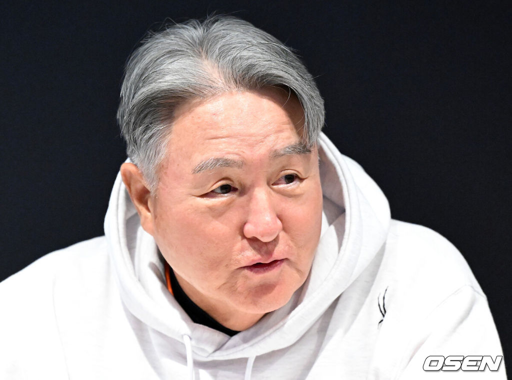 18일 오후 대전 한화생명볼파크에서 2025 신한 SOL Bank KBO리그 포스트시즌 플레이오프 1차전 한화 이글스와 삼성 라이온즈의 경기가 열렸다.한화는 폰세, 삼성은 가라비토를 선발 투수로 내세웠다.경기에 앞서 한화 김경문 감독이 인터뷰를 하고 있다. 2025.10.18 /sunday@osen.co.k