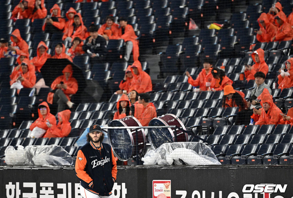 17일 오후 대전 한화생명볼파크에서 2025 신한 SOL Bank KBO리그 포스트시즌 플레이오프 1차전 한화 이글스와 삼성 라이온즈의 경기가 열렸다.한화는 폰세, 삼성은 가라비토를 선발 투수로 내세웠다.비가 내리는 가운데 폰세가 그라운드를 바라보고 있다. 2025.10.17 /jpnews@osen.co.k