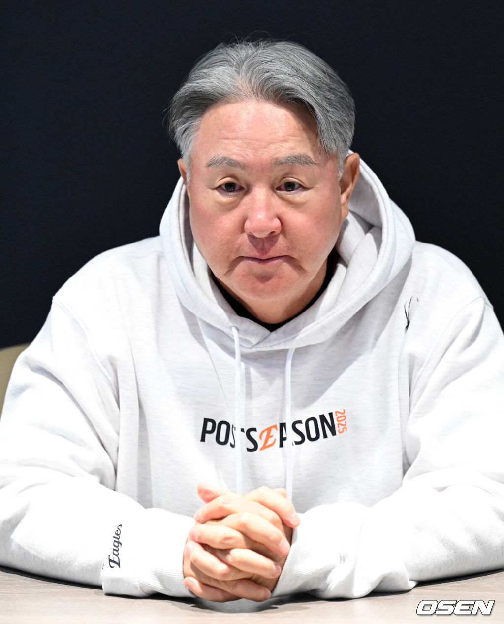 18일 오후 대전 한화생명볼파크에서 2025 신한 SOL Bank KBO리그 포스트시즌 플레이오프 1차전 한화 이글스와 삼성 라이온즈의 경기가 열렸다.한화는 폰세, 삼성은 가라비토를 선발 투수로 내세웠다.경기에 앞서 한화 김경문 감독이 인터뷰를 하고 있다. 2025.10.18 /sunday@osen.co.k