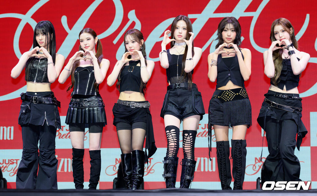 30일 오후 서울 예스24라이브홀에서 izna(이즈나) 두 번째 미니앨범 ‘Not Just Pretty(낫 저스트 프리티)’를 발매 기념 쇼케이스가 열렸다.izna의 새 앨범은 Z세대의 감정을 담아내며 ‘예쁘다’라는 이미지를 넘어 다채로운 매력을 보여준다. 타이틀곡 ‘Mamma Mia(맘마미아)’는 테디가 프로듀싱한 미니멀하면서도 중독성 있는 사운드로 izna가 스스로의 직감을 믿고 당당히 나아가겠다는 메시지를 담았다.이즈나가 포토타임을 가지고 있다. 2025.09.30 /sunday@osen.co.kr