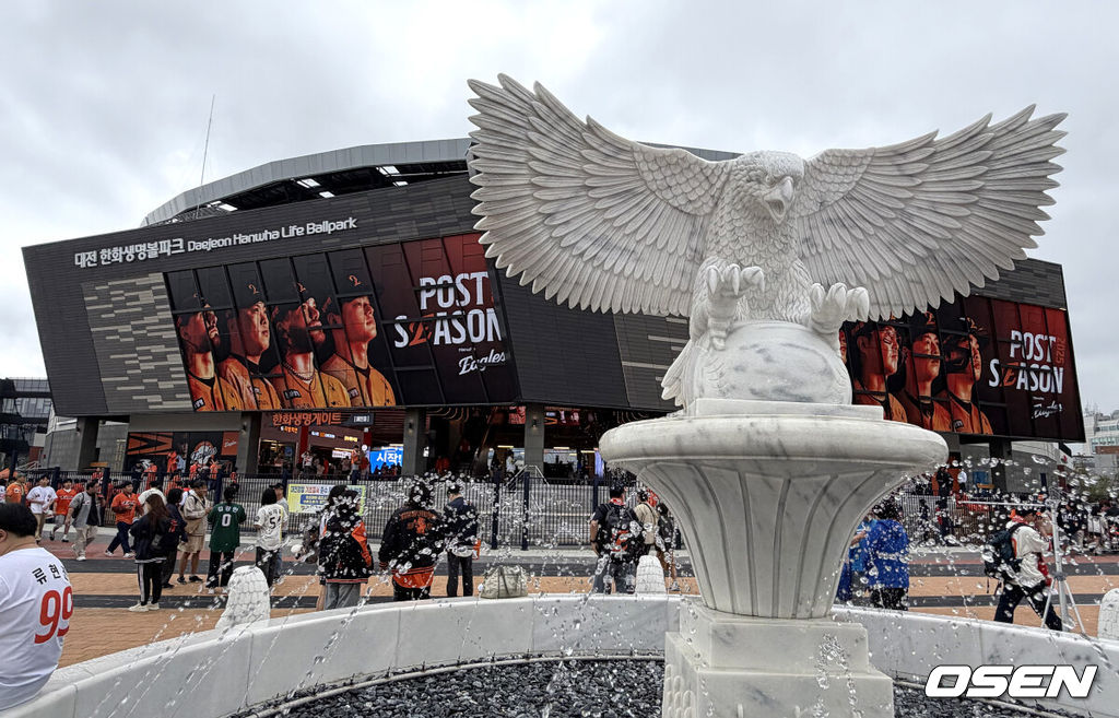 18일 오후 대전 한화생명볼파크에서 2025 신한 SOL Bank KBO리그 포스트시즌 플레이오프 1차전 한화 이글스와 삼성 라이온즈의 경기가 열렸다.한화는 폰세, 삼성은 가라비토를 선발 투수로 내세웠다.경기에 앞서 팬들이 입장을 준비하고 있다. 2025.10.18 /sunday@osen.co.k