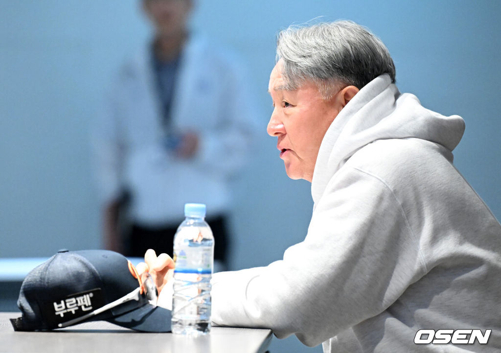 18일 오후 대전 한화생명볼파크에서 2025 신한 SOL Bank KBO리그 포스트시즌 플레이오프 1차전 한화 이글스와 삼성 라이온즈의 경기가 열렸다.한화는 폰세, 삼성은 가라비토를 선발 투수로 내세웠다.경기에 앞서 한화 김경문 감독이 인터뷰를 하고 있다. 2025.10.18 /sunday@osen.co.k