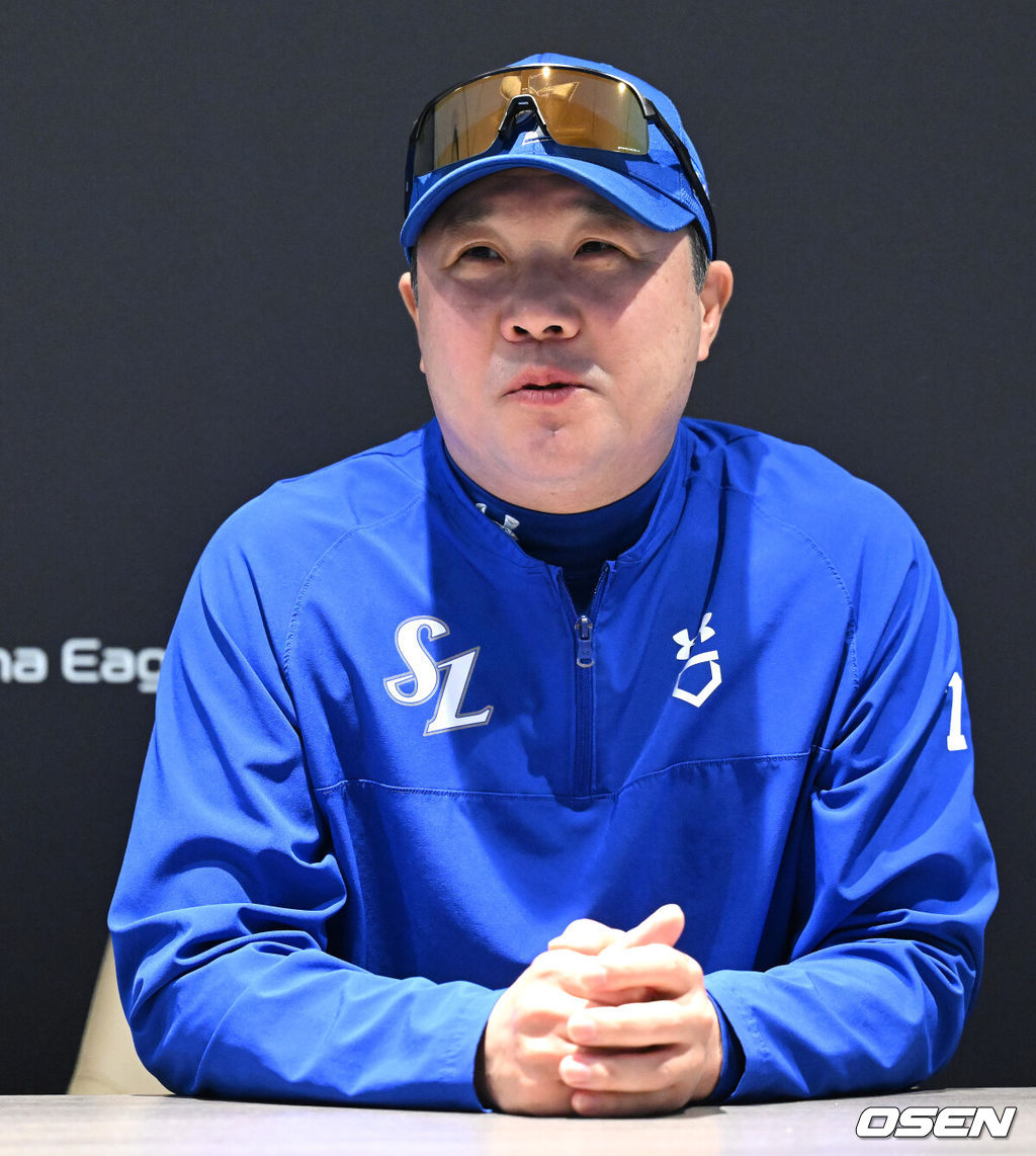 17일 오후 대전 한화생명볼파크에서 2025 신한 SOL Bank KBO리그 포스트시즌 플레이오프 1차전 한화 이글스와 삼성 라이온즈의 경기가 열렸다.한화는 폰세, 삼성은 가라비토를 선발 투수로 내세웠다.경기에 앞서 삼성 박진만 감독이 인터뷰를 하고 있다. 2025.10.17 /sunday@osen.co.k