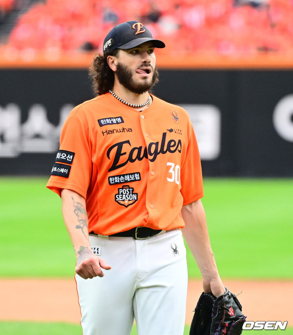 18일 오후 대전 한화생명볼파크에서 2025 신한 SOL Bank KBO리그 포스트시즌 플레이오프 1차전 한화 이글스와 삼성 라이온즈의 경기가 열렸다.한화는 폰세, 삼성은 가라비토를 선발 투수로 내세웠다.4회초 무사에서 한화 폰세가 삼성 김태훈에 역전 솔로포를 허용하고 있다. 2025.10.18 /jpnews@osen.co.kr