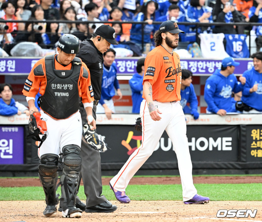 18일 오후 대전 한화생명볼파크에서 2025 신한 SOL Bank KBO리그 포스트시즌 플레이오프 1차전 한화 이글스와 삼성 라이온즈의 경기가 열렸다.한화는 폰세, 삼성은 가라비토를 선발 투수로 내세웠다.3회초 2사 2루에서 한화 폰세가 삼성 김영웅에게 우월 적시 2루타를 허용하고 아쉬워하고 있다. 2025.10.18 /sunday@osen.co.kr