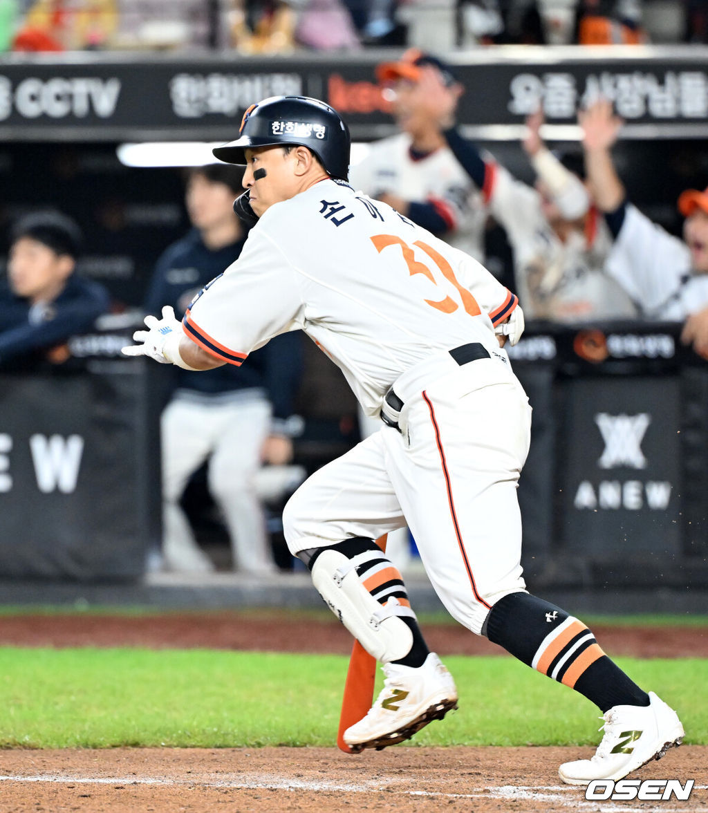 29일 오후 대전 한화생명볼파크에서 2025 신한 SOL Bank KBO리그 한화 이글스와 LG 트윈스의 경기가 열렸다.한화는 정우주, LG는 임찬규를 선발 투수로 내세웠다.6회말 2사 주자 만루 한화 손아섭이 중견수 앞 2타점 적시타를 때리고 있다.  2025.09.29 /rumi@osen.co.kr