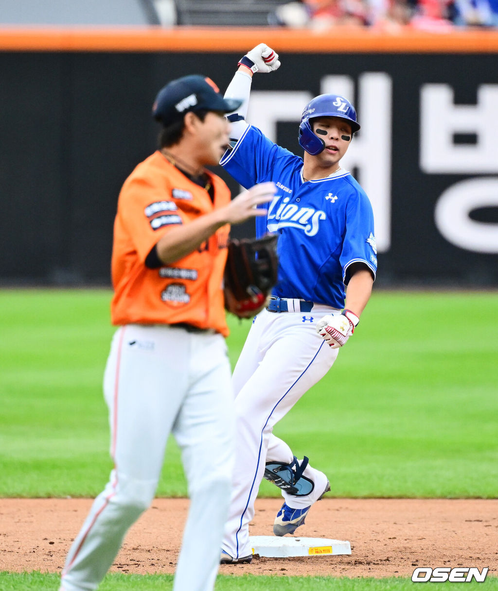 18일 오후 대전 한화생명볼파크에서 2025 신한 SOL Bank KBO리그 포스트시즌 플레이오프 1차전 한화 이글스와 삼성 라이온즈의 경기가 열렸다.한화는 폰세, 삼성은 가라비토를 선발 투수로 내세웠다.2회초 무사 1루에서 삼성 김영웅이 우익선상 2루타를 날리며 기뻐하고 있다. 2025.10.18 /jpnews@osen.co.kr