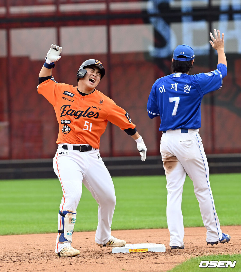 18일 오후 대전 한화생명볼파크에서 2025 신한 SOL Bank KBO리그 포스트시즌 플레이오프 1차전 한화 이글스와 삼성 라이온즈의 경기가 열렸다.한화는 폰세, 삼성은 가라비토를 선발 투수로 내세웠다.2회말 2사 만루 문현빈이 역전 3타점 2루타를 치고 환호하고 있다. 2025.10.18 /spjj@osen.co.kr