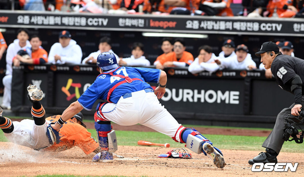 18일 오후 대전 한화생명볼파크에서 2025 신한 SOL Bank KBO리그 포스트시즌 플레이오프 1차전 한화 이글스와 삼성 라이온즈의 경기가 열렸다.한화는 폰세, 삼성은 가라비토를 선발 투수로 내세웠다.2회말 2사 2,3루 손아섭의 투수앞 땅볼때 김태연이 득점을 올리고 있다. 2025.10.18 /spjj@osen.co.kr