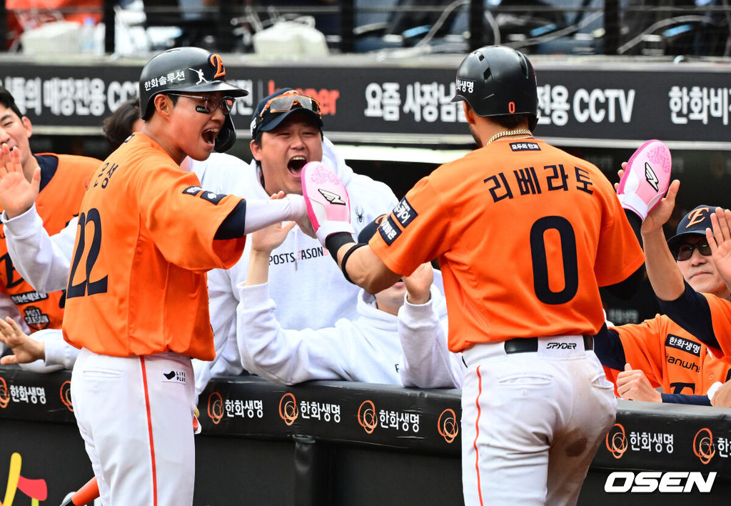 18일 오후 대전 한화생명볼파크에서 2025 신한 SOL Bank KBO리그 포스트시즌 플레이오프 1차전 한화 이글스와 삼성 라이온즈의 경기가 열렸다.한화는 폰세, 삼성은 가라비토를 선발 투수로 내세웠다.2회말 2사 만루에서 한화 문현빈이 몬스터월 직격 싹쓸이 3타점 적시 2루타를 날리며 더그아웃의 채은성이 득점에 성공한 리베라토와 기뻐하고 있다. 2025.10.18 /jpnews@osen.co.kr