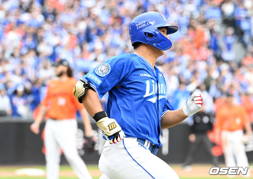 18일 오후 대전 한화생명볼파크에서 2025 신한 SOL Bank KBO리그 포스트시즌 플레이오프 1차전 한화 이글스와 삼성 라이온즈의 경기가 열렸다.한화는 폰세, 삼성은 가라비토를 선발 투수로 내세웠다.3회말 무사에서 삼성 김태훈이 우월 솔로 홈런을 치고 그라운드를 달리고 있다. 2025.10.18 /sunday@osen.co.kr