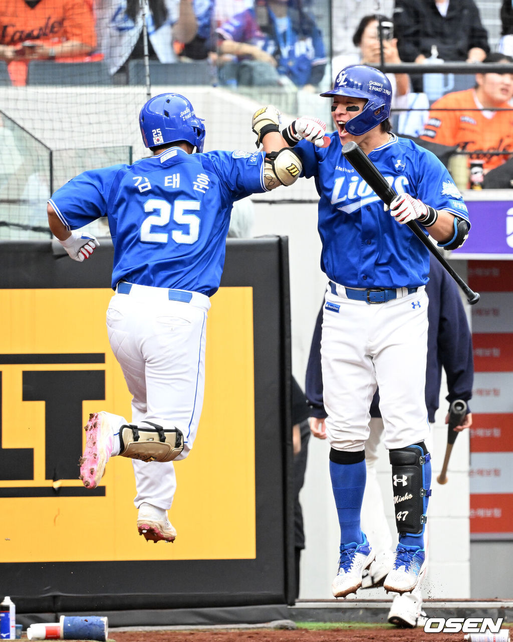 18일 오후 대전 한화생명볼파크에서 2025 신한 SOL Bank KBO리그 포스트시즌 플레이오프 1차전 한화 이글스와 삼성 라이온즈의 경기가 열렸다.한화는 폰세, 삼성은 가라비토를 선발 투수로 내세웠다.3회말 무사에서 삼성 김태훈이 우월 솔로 홈런을 치고 홈에서 강민호와 환호하고 있다. 2025.10.18 /sunday@osen.co.kr