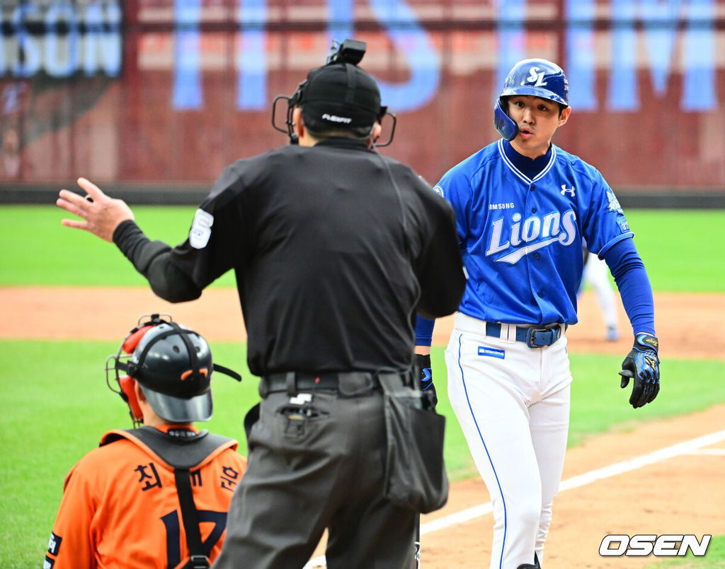 18일 오후 대전 한화생명볼파크에서 2025 신한 SOL Bank KBO리그 포스트시즌 플레이오프 1차전 한화 이글스와 삼성 라이온즈의 경기가 열렸다.한화는 폰세, 삼성은 가라비토를 선발 투수로 내세웠다.3회초 무사 3루에서 삼성 구자욱이 한화 폰세의 인터벌이 길어지자 구심에 불만을 나타내고 있다. 2025.10.18 /jpnews@osen.co.kr