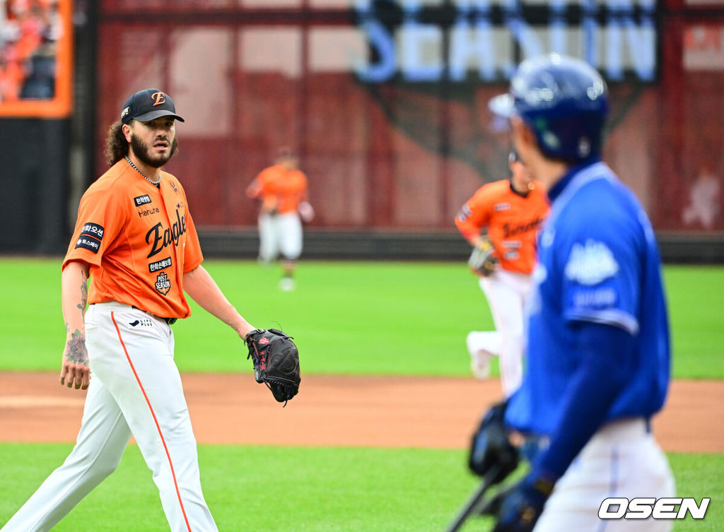 18일 오후 대전 한화생명볼파크에서 2025 신한 SOL Bank KBO리그 포스트시즌 플레이오프 1차전 한화 이글스와 삼성 라이온즈의 경기가 열렸다.한화는 폰세, 삼성은 가라비토를 선발 투수로 내세웠다.1회 2사에서 한화 폰세가 삼성 구자욱을 삼진 처리하고 있다. 2025.10.18 /jpnews@osen.co.kr