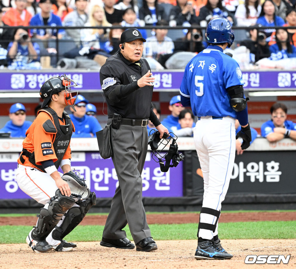 18일 오후 대전 한화생명볼파크에서 2025 신한 SOL Bank KBO리그 포스트시즌 플레이오프 1차전 한화 이글스와 삼성 라이온즈의 경기가 열렸다.한화는 폰세, 삼성은 가라비토를 선발 투수로 내세웠다.3회초 무사 1루에서 박기택 주심이 신경전을 벌이는 삼성 구자욱과 한화 폰세에게 주의를 주고 있다. 2025.10.18 /sunday@osen.co.kr