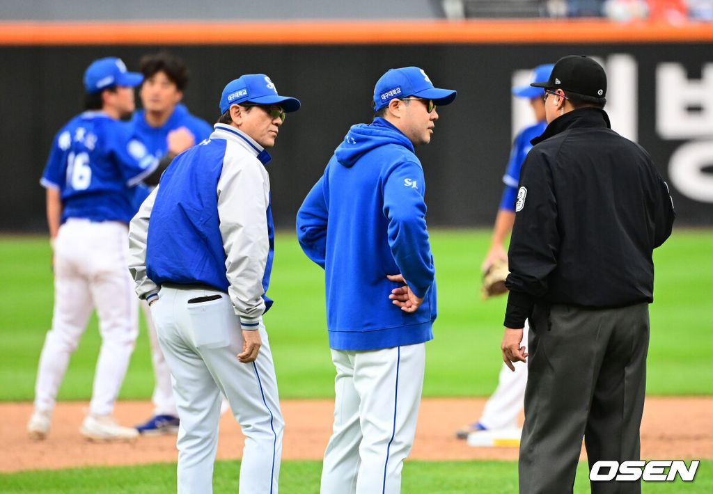 18일 오후 대전 한화생명볼파크에서 2025 신한 SOL Bank KBO리그 포스트시즌 플레이오프 1차전 한화 이글스와 삼성 라이온즈의 경기가 열렸다.한화는 폰세, 삼성은 가라비토를 선발 투수로 내세웠다.5회말 1사 1루에서 삼성 류지혁이 한화 김태연의 3루땅볼에 하주석을 포스아웃시키고 1루 송구하는 과정에서 넘어졌다; 박진만 감독이 그라운드에 나와 한화 하주석과 충돌 과정에 대해 확인하고 있다. 2025.10.18 /jpnews@osen.co.kr