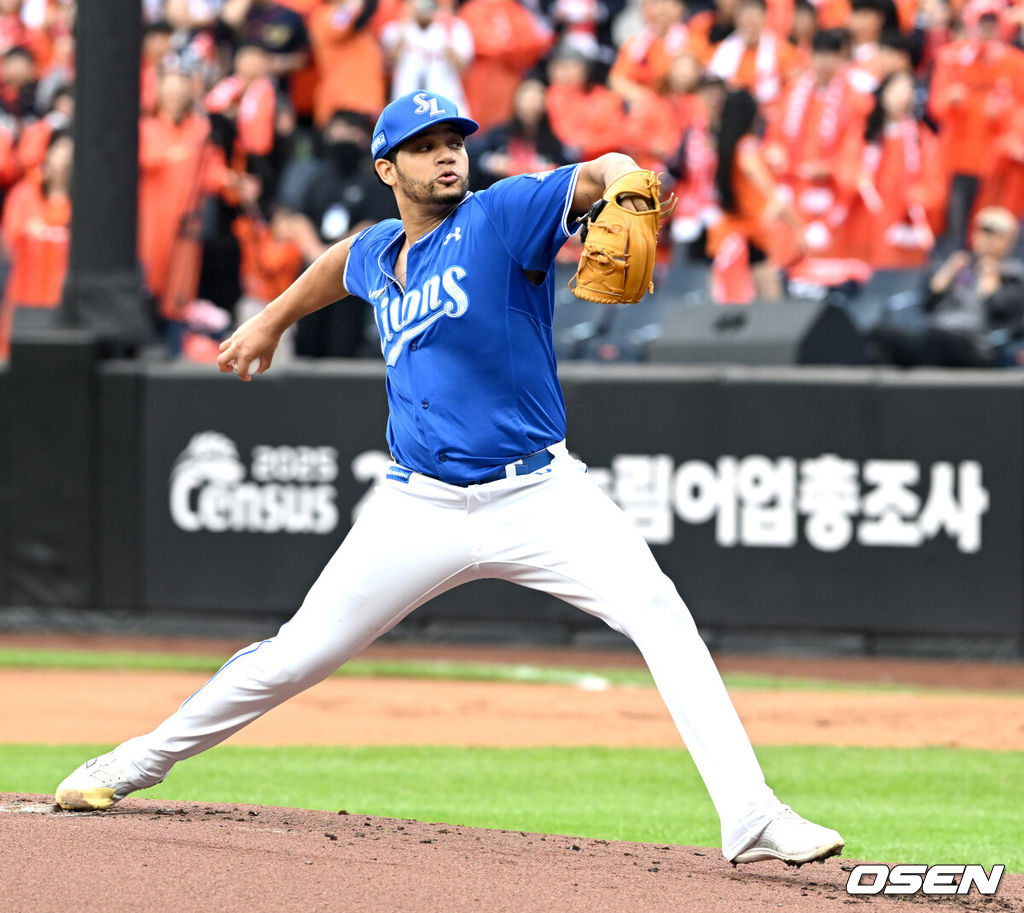 18일 오후 대전 한화생명볼파크에서 2025 신한 SOL Bank KBO리그 포스트시즌 플레이오프 1차전 한화 이글스와 삼성 라이온즈의 경기가 열렸다.한화는 폰세, 삼성은 가라비토를 선발 투수로 내세웠다.삼성 선발 가라비토가 역투를 하고 있다. 2025.10.18 /spjj@osen.co.kr