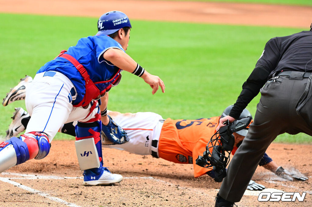 18일 오후 대전 한화생명볼파크에서 2025 신한 SOL Bank KBO리그 포스트시즌 플레이오프 1차전 한화 이글스와 삼성 라이온즈의 경기가 열렸다.한화는 폰세, 삼성은 가라비토를 선발 투수로 내세웠다.2회말 2사 2,3루에서 한화 김태연이 손아섭의 투수 앞 땅볼에 홈에서 삼성 강민호의 태그에 앞서 세이프되고 있다. 삼성은 비디오 판독을 요청했지만 원심 유지. 2025.10.18 /jpnews@osen.co.kr