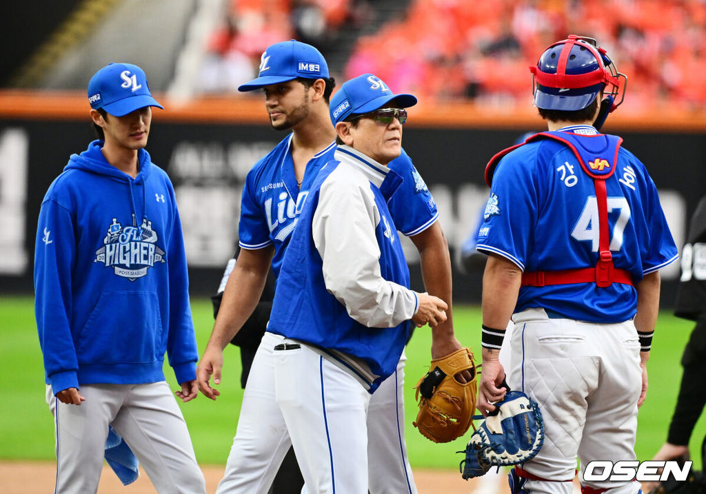 18일 오후 대전 한화생명볼파크에서 2025 신한 SOL Bank KBO리그 포스트시즌 플레이오프 1차전 한화 이글스와 삼성 라이온즈의 경기가 열렸다.한화는 폰세, 삼성은 가라비토를 선발 투수로 내세웠다.4회말 1사 1루에서 삼성 가라비토가 교체되고 있다. 2025.10.18 /jpnews@osen.co.kr