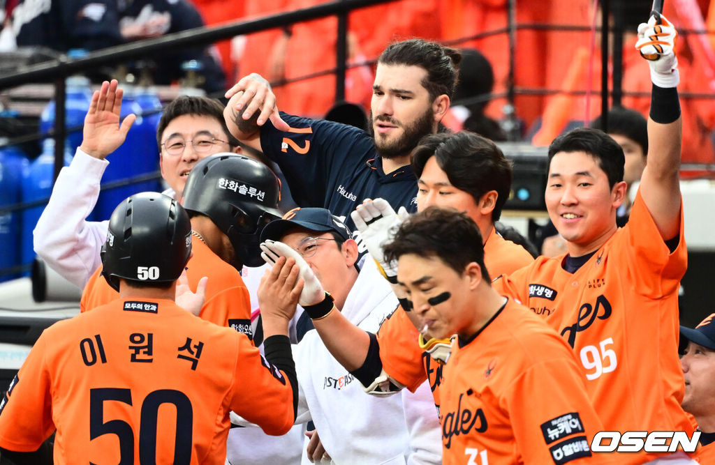 18일 오후 대전 한화생명볼파크에서 2025 신한 SOL Bank KBO리그 포스트시즌 플레이오프 1차전 한화 이글스와 삼성 라이온즈의 경기가 열렸다.한화는 폰세, 삼성은 가라비토를 선발 투수로 내세웠다.6회말 2사 2,3루에서 한화 채은성이 역전 2타점 적시타를 날리자 폰세가 더그아웃에서 기뻐하고 있다. 2025.10.18 /jpnews@osen.co.kr