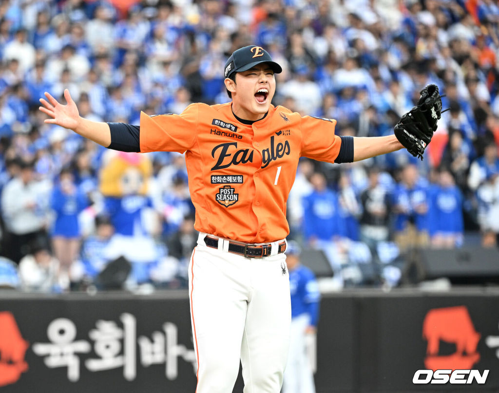 18일 오후 대전 한화생명볼파크에서 2025 신한 SOL Bank KBO리그 포스트시즌 플레이오프 1차전 한화 이글스와 삼성 라이온즈의 경기가 열렸다.한화는 폰세, 삼성은 가라비토를 선발 투수로 내세웠다.7회초 수비를 마친 한화 문동주가 환호하고 있다. 2025.10.18 /sunday@osen.co.kr