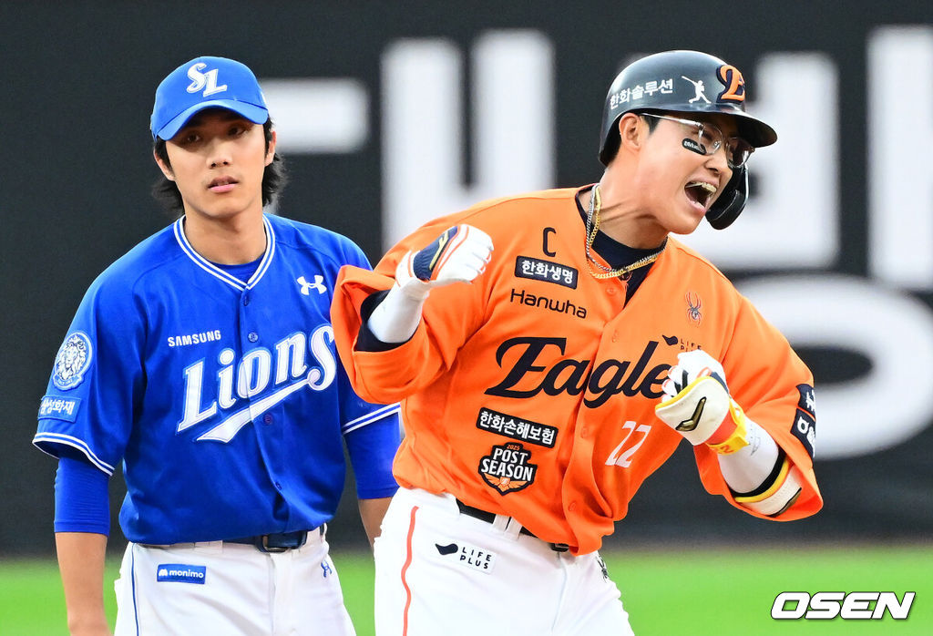 18일 오후 대전 한화생명볼파크에서 2025 신한 SOL Bank KBO리그 포스트시즌 플레이오프 1차전 한화 이글스와 삼성 라이온즈의 경기가 열렸다.한화는 폰세, 삼성은 가라비토를 선발 투수로 내세웠다.6회말 2사 2,3루에서 한화 채은성이 역전 2타점 적시타를 날리며 기뻐하고 있다. 2025.10.18 /jpnews@osen.co.kr