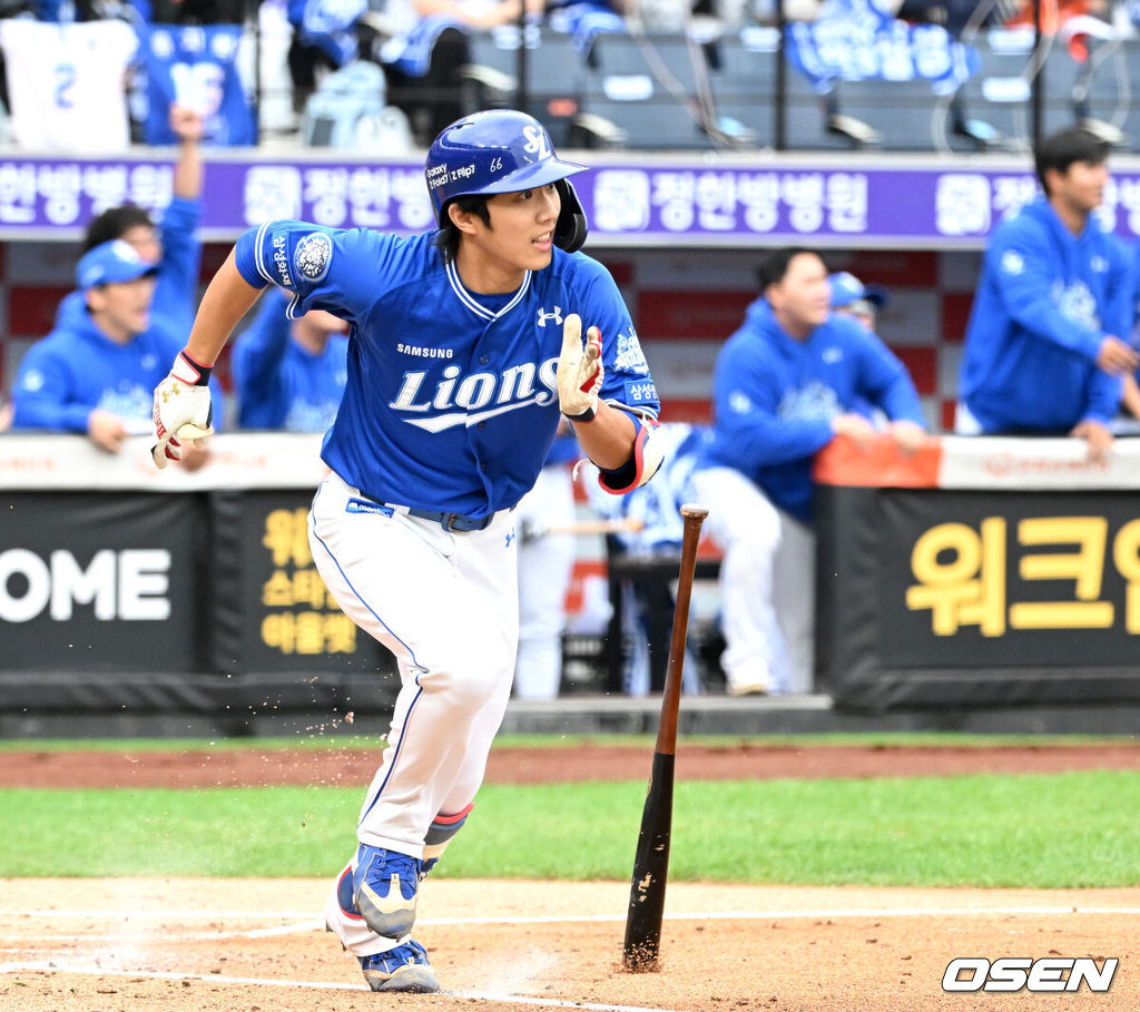 18일 오후 대전 한화생명볼파크에서 2025 신한 SOL Bank KBO리그 포스트시즌 플레이오프 1차전 한화 이글스와 삼성 라이온즈의 경기가 열렸다.한화는 폰세, 삼성은 가라비토를 선발 투수로 내세웠다.2회초 무사 2,3루에서 삼성 우중간 이재현이 적시 2루타를 치고 있다. 2025.10.18 /sunday@osen.co.kr