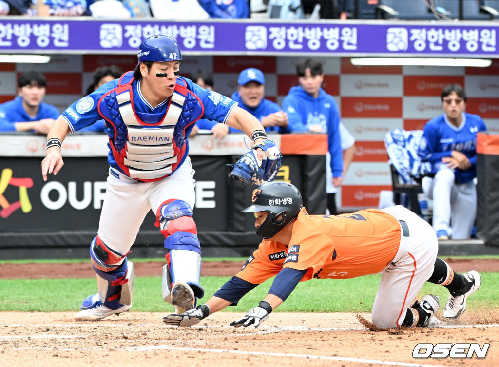 18일 오후 대전 한화생명볼파크에서 2025 신한 SOL Bank KBO리그 포스트시즌 플레이오프 1차전 한화 이글스와 삼성 라이온즈의 경기가 열렸다.한화는 폰세, 삼성은 가라비토를 선발 투수로 내세웠다.2회말 2사 2,3루에서 한화 손아섭의 적시타 때 홈으로 쇄도한 3루주자 김태연이 세이프되고 있다. 2025.10.18 /sunday@osen.co.kr