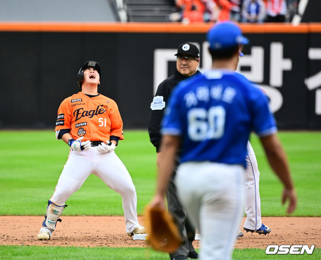 18일 오후 대전 한화생명볼파크에서 2025 신한 SOL Bank KBO리그 포스트시즌 플레이오프 1차전 한화 이글스와 삼성 라이온즈의 경기가 열렸다.한화는 폰세, 삼성은 가라비토를 선발 투수로 내세웠다.2회말 2사 만루에서 한화 문현빈이 몬스터월 직격 싹쓸이 3타점 적시 2루타를 날리며 포효하고 있다. 2025.10.18 /jpnews@osen.co.kr