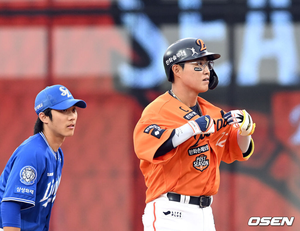 18일 오후 대전 한화생명볼파크에서 2025 신한 SOL Bank KBO리그 포스트시즌 플레이오프 1차전 한화 이글스와 삼성 라이온즈의 경기가 열렸다.한화는 폰세, 삼성은 가라비토를 선발 투수로 내세웠다.6회말 2사 2,3루 채은성이 안타를 치고 기뻐하고 있다. 2025.10.18 /spjj@osen.co.kr