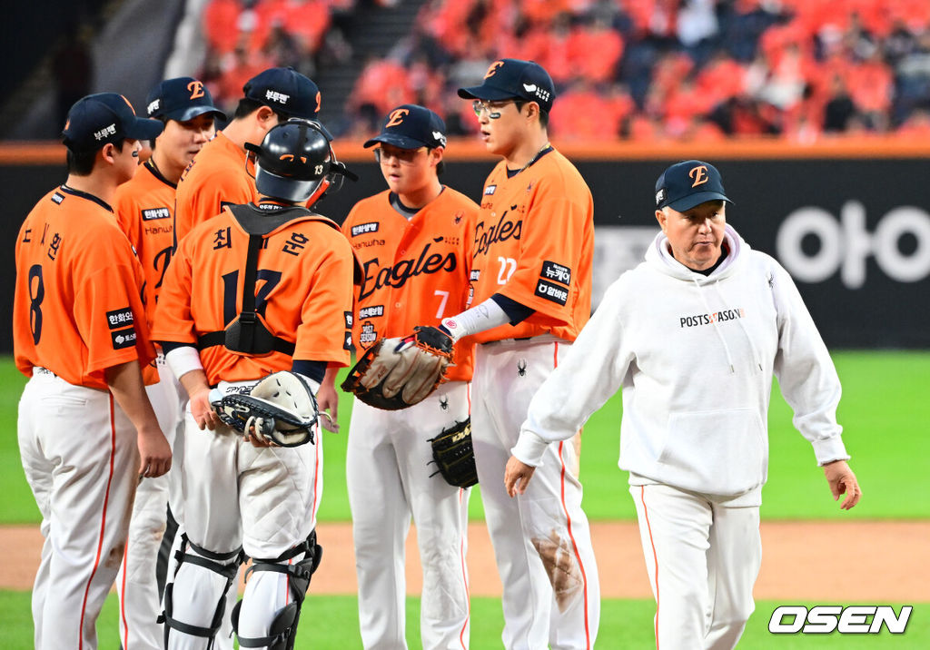 18일 오후 대전 한화생명볼파크에서 2025 신한 SOL Bank KBO리그 포스트시즌 플레이오프 1차전 한화 이글스와 삼성 라이온즈의 경기가 열렸다.한화는 폰세, 삼성은 가라비토를 선발 투수로 내세웠다.9회초 무사에서 한화 김서현이 삼성 이재현에 솔로포를 허용하자 김경문 감독이 마운드에 올라 선수들을 격려하고 있다. 2025.10.18 /jpnews@osen.co.kr