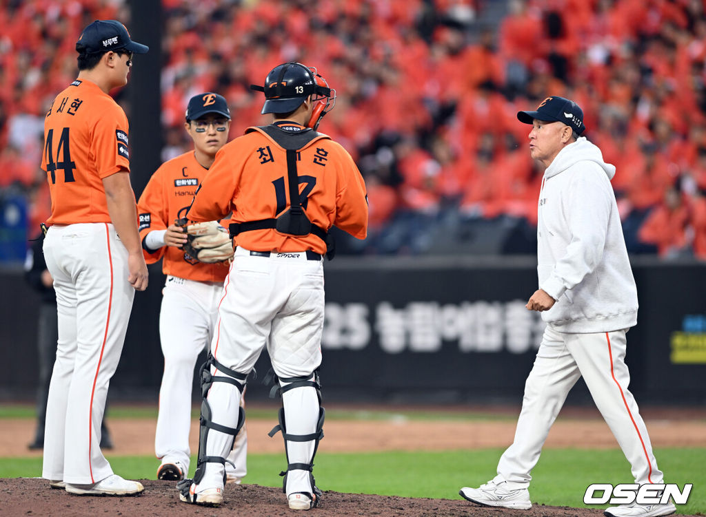 18일 오후 대전 한화생명볼파크에서 2025 신한 SOL Bank KBO리그 포스트시즌 플레이오프 1차전 한화 이글스와 삼성 라이온즈의 경기가 치열한 타격전 끝에 한화가 9-8로 승리했다.한화 마무리 투수 김서현이 흔들리자 김경문 감독이 마운드에 올라가고 있다. 2025.10.18 /spjj@osen.co.kr