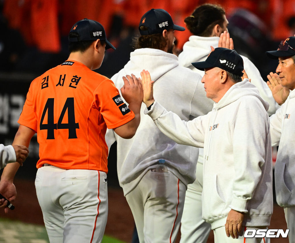 프로야구 한화 이글스가 첫 판을 승리하고, 한국시리즈 진출 확률 76.5%를 잡았다. 한화는 18일 대전 한화생명볼파크에서 열린 2025 KBO리그 플레이오프(5전 3선승제) 1차전 삼성 라이온즈와 경기에서 9-8 재역전 승리를 거뒀다. 예상과 달리 난타전이었고, 한화는 15안타를 몰아쳤다. 선발 폰세는 6이닝 7피안타(1피홈런) 1볼넷 8탈삼진 6실점(5자책)으로 부진했으나 승리 투수가 됐다. 문동주가 7회 구원투수로 등판해 2이닝 1피안타 4탈삼진 무실점으로 잘 던졌다. 마무리 김서현은 9회 등판해 홈런 등 2점을 허용하고 교체됐다. 김범수가 세이브를 기록했다. 경기를 마치고 한화 김경문 감독이 김서현을 격려하고 있다. 2025.10.18 /jpnews@osen.co.kr