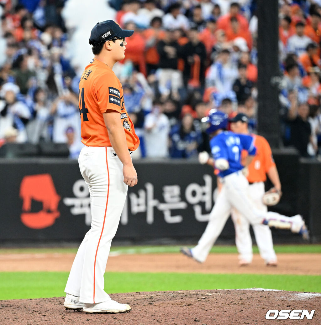 18일 오후 대전 한화생명볼파크에서 2025 신한 SOL Bank KBO리그 포스트시즌 플레이오프 1차전 한화 이글스와 삼성 라이온즈의 경기가 열렸다.한화는 폰세, 삼성은 가라비토를 선발 투수로 내세웠다.9회초 무사에서 한화 김서현이 삼성 이재현에게 우월 솔로홈런을 허용하고 아쉬워하고 있다. 2025.10.18 /sunday@osen.co.kr