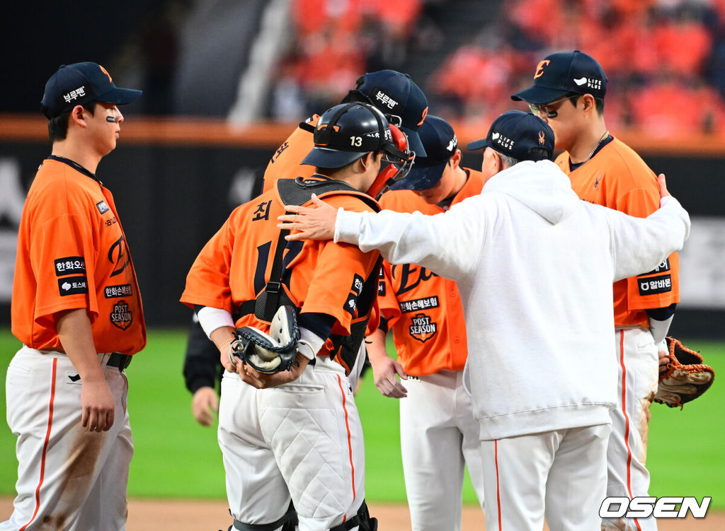 18일 오후 대전 한화생명볼파크에서 2025 신한 SOL Bank KBO리그 포스트시즌 플레이오프 1차전 한화 이글스와 삼성 라이온즈의 경기가 열렸다.한화는 폰세, 삼성은 가라비토를 선발 투수로 내세웠다.9회초 무사에서 한화 김서현이 삼성 이재현에 솔로포를 허용하자 김경문 감독이 마운드에 올라 선수들을 격려하고 있다. 2025.10.18 /jpnews@osen.co.kr