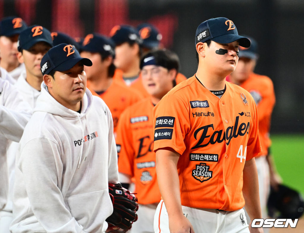프로야구 한화 이글스가 첫 판을 승리하고, 한국시리즈 진출 확률 76.5%를 잡았다. 한화는 18일 대전 한화생명볼파크에서 열린 2025 KBO리그 플레이오프(5전 3선승제) 1차전 삼성 라이온즈와 경기에서 9-8 재역전 승리를 거뒀다. 예상과 달리 난타전이었고, 한화는 15안타를 몰아쳤다. 선발 폰세는 6이닝 7피안타(1피홈런) 1볼넷 8탈삼진 6실점(5자책)으로 부진했으나 승리 투수가 됐다. 문동주가 7회 구원투수로 등판해 2이닝 1피안타 4탈삼진 무실점으로 잘 던졌다. 마무리 김서현은 9회 등판해 홈런 등 2점을 허용하고 교체됐다. 김범수가 세이브를 기록했다. 경기를 마치고 한화 김서현이 승리 인사를 하고 있다. 2025.10.18 /jpnews@osen.co.kr