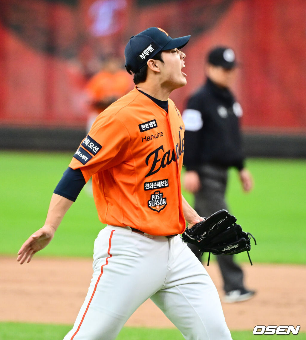 18일 오후 대전 한화생명볼파크에서 2025 신한 SOL Bank KBO리그 포스트시즌 플레이오프 1차전 한화 이글스와 삼성 라이온즈의 경기가 열렸다.한화는 폰세, 삼성은 가라비토를 선발 투수로 내세웠다.7회초 수비를 마친 한화 문동주가 포효하고 있다. 2025.10.18 /jpnews@osen.co.kr