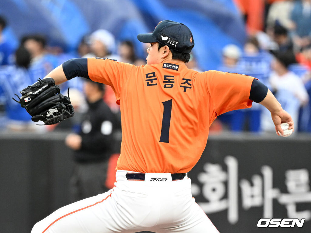 18일 오후 대전 한화생명볼파크에서 2025 신한 SOL Bank KBO리그 포스트시즌 플레이오프 1차전 한화 이글스와 삼성 라이온즈의 경기가 열렸다.한화는 폰세, 삼성은 가라비토를 선발 투수로 내세웠다.7회초 한화 문동주가 역투하고 있다. 2025.10.18 /sunday@osen.co.kr