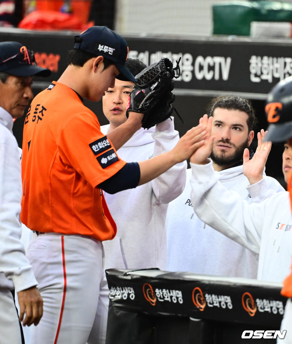 18일 오후 대전 한화생명볼파크에서 2025 신한 SOL Bank KBO리그 포스트시즌 플레이오프 1차전 한화 이글스와 삼성 라이온즈의 경기가 열렸다.한화는 폰세, 삼성은 가라비토를 선발 투수로 내세웠다.8회초 수비를 마치고 한화 폰세가 문동주가를 맞이하고 있다. 2025.10.18 /jpnews@osen.co.kr