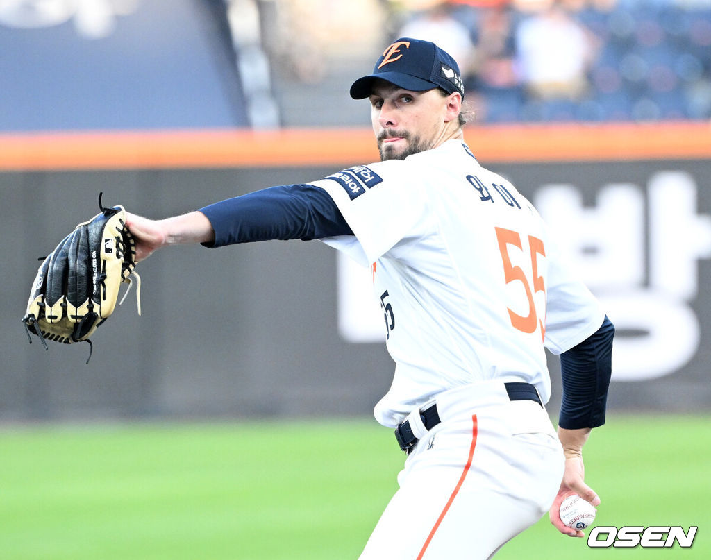 19일 오후 대전 한화생명볼파크에서 2025 신한 SOL Bank KBO리그 한화 이글스와 두산 베어스의 경기가 열렸다.한화는 와이스, 두산은 콜어빈을 선발로 내세웠다.1회초 무사에서 한화 선발투수 와이스가 역투하고 있다.  2025.08.19 /sunday@osen.co.kr