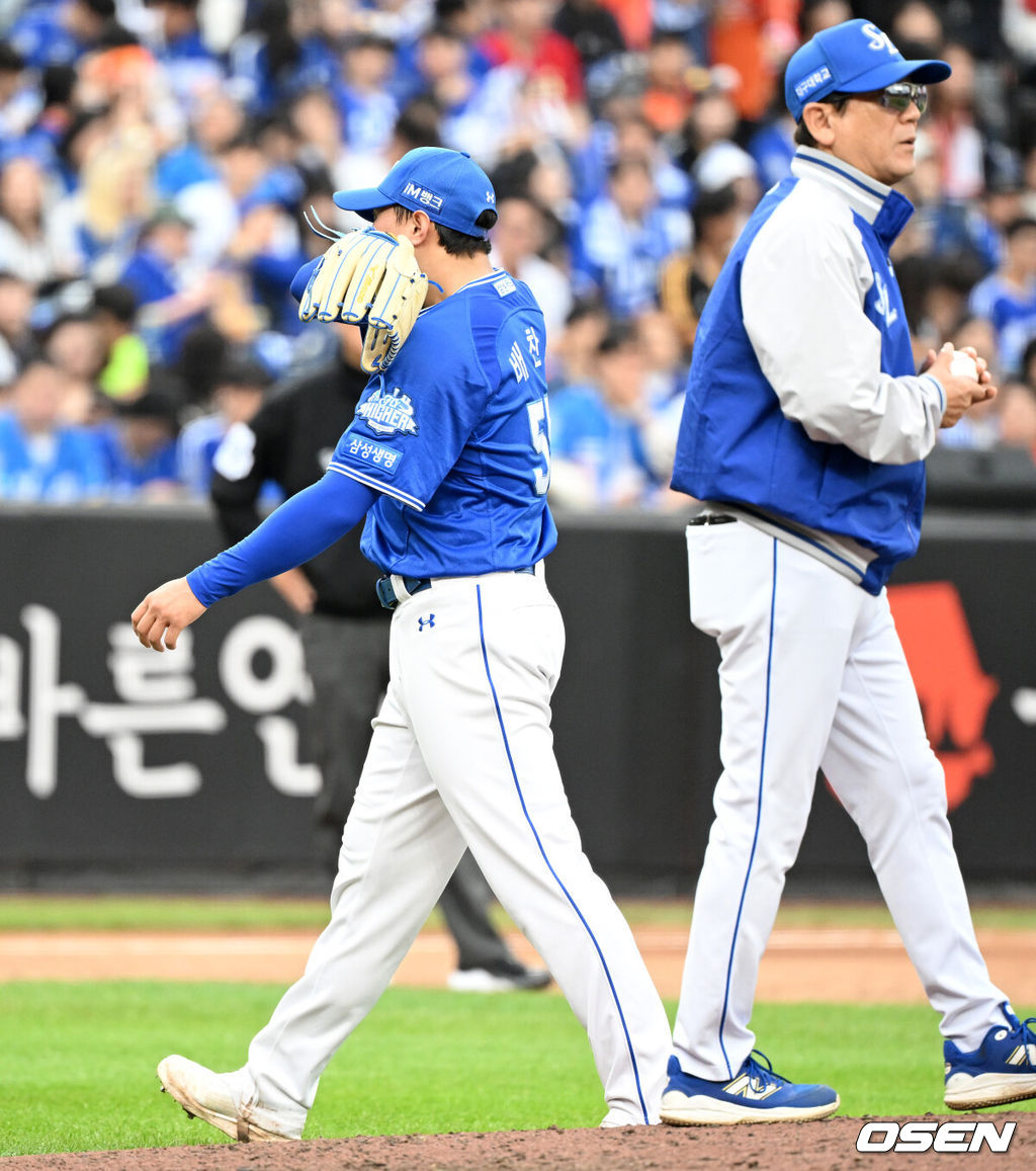 18일 오후 대전 한화생명볼파크에서 2025 신한 SOL Bank KBO리그 포스트시즌 플레이오프 1차전 한화 이글스와 삼성 라이온즈의 경기가 열렸다.한화는 폰세, 삼성은 가라비토를 선발 투수로 내세웠다.6회말 무사 2,3루에서 삼성 배찬승이 마운드를 내려가고 있다. 2025.10.18 /sunday@osen.co.kr