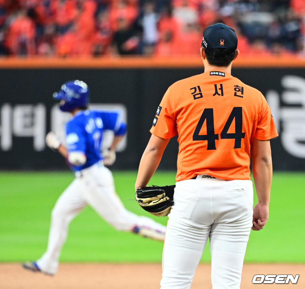 18일 오후 대전 한화생명볼파크에서 2025 신한 SOL Bank KBO리그 포스트시즌 플레이오프 1차전 한화 이글스와 삼성 라이온즈의 경기가 열렸다.한화는 폰세, 삼성은 가라비토를 선발 투수로 내세웠다.9회초 무사에서 한화 김서현이 삼성 이재현에 솔로포를 허용하며 아쉬워하고 있다. 2025.10.18 /jpnews@osen.co.kr