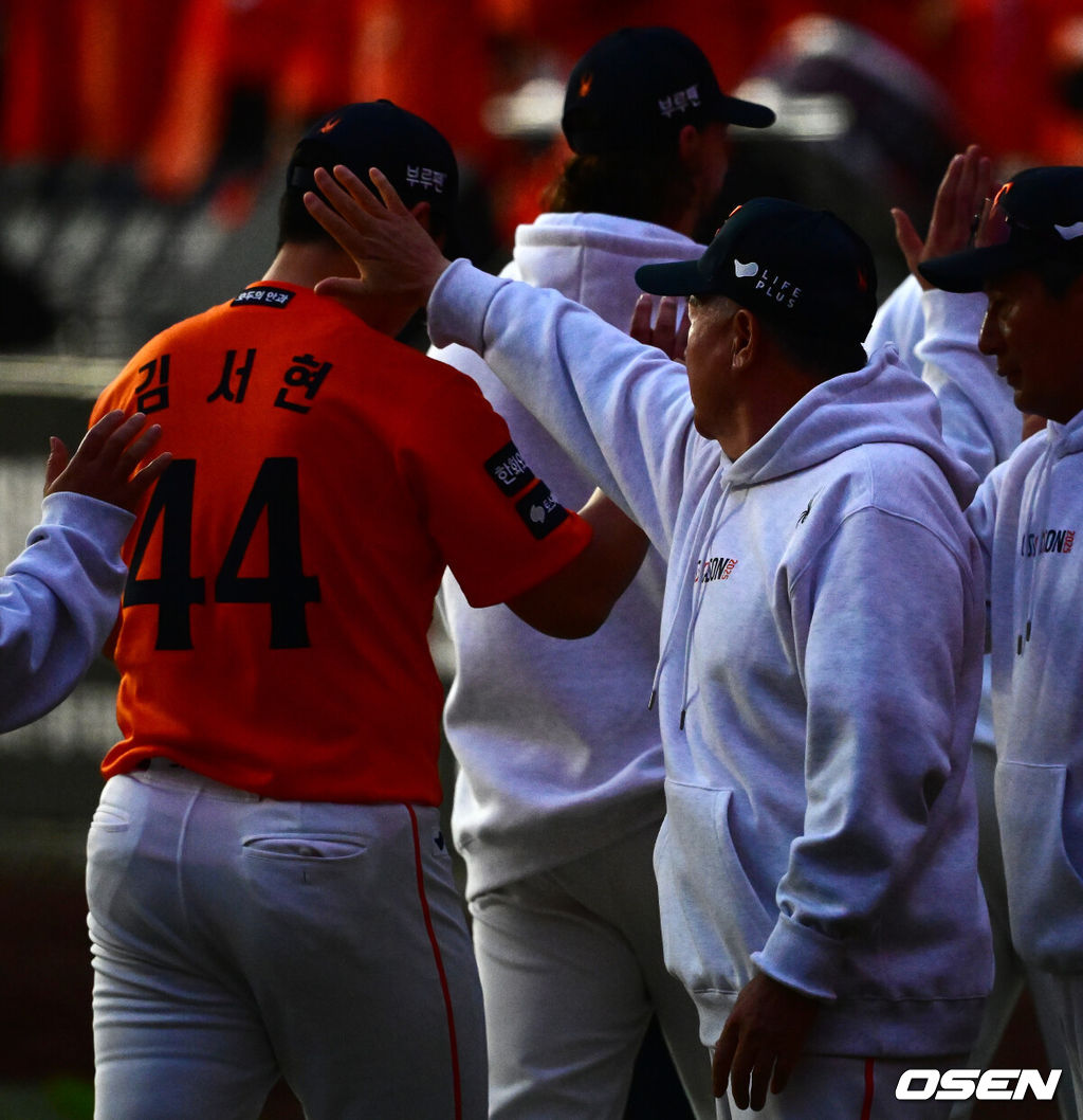 프로야구 한화 이글스가 첫 판을 승리하고, 한국시리즈 진출 확률 76.5%를 잡았다. 한화는 18일 대전 한화생명볼파크에서 열린 2025 KBO리그 플레이오프(5전 3선승제) 1차전 삼성 라이온즈와 경기에서 9-8 재역전 승리를 거뒀다. 예상과 달리 난타전이었고, 한화는 15안타를 몰아쳤다. 선발 폰세는 6이닝 7피안타(1피홈런) 1볼넷 8탈삼진 6실점(5자책)으로 부진했으나 승리 투수가 됐다. 문동주가 7회 구원투수로 등판해 2이닝 1피안타 4탈삼진 무실점으로 잘 던졌다. 마무리 김서현은 9회 등판해 홈런 등 2점을 허용하고 교체됐다. 김범수가 세이브를 기록했다. 경기를 마치고 한화 김경문 감독이 김서현을 격려하고 있다. 2025.10.18 /jpnews@osen.co.kr