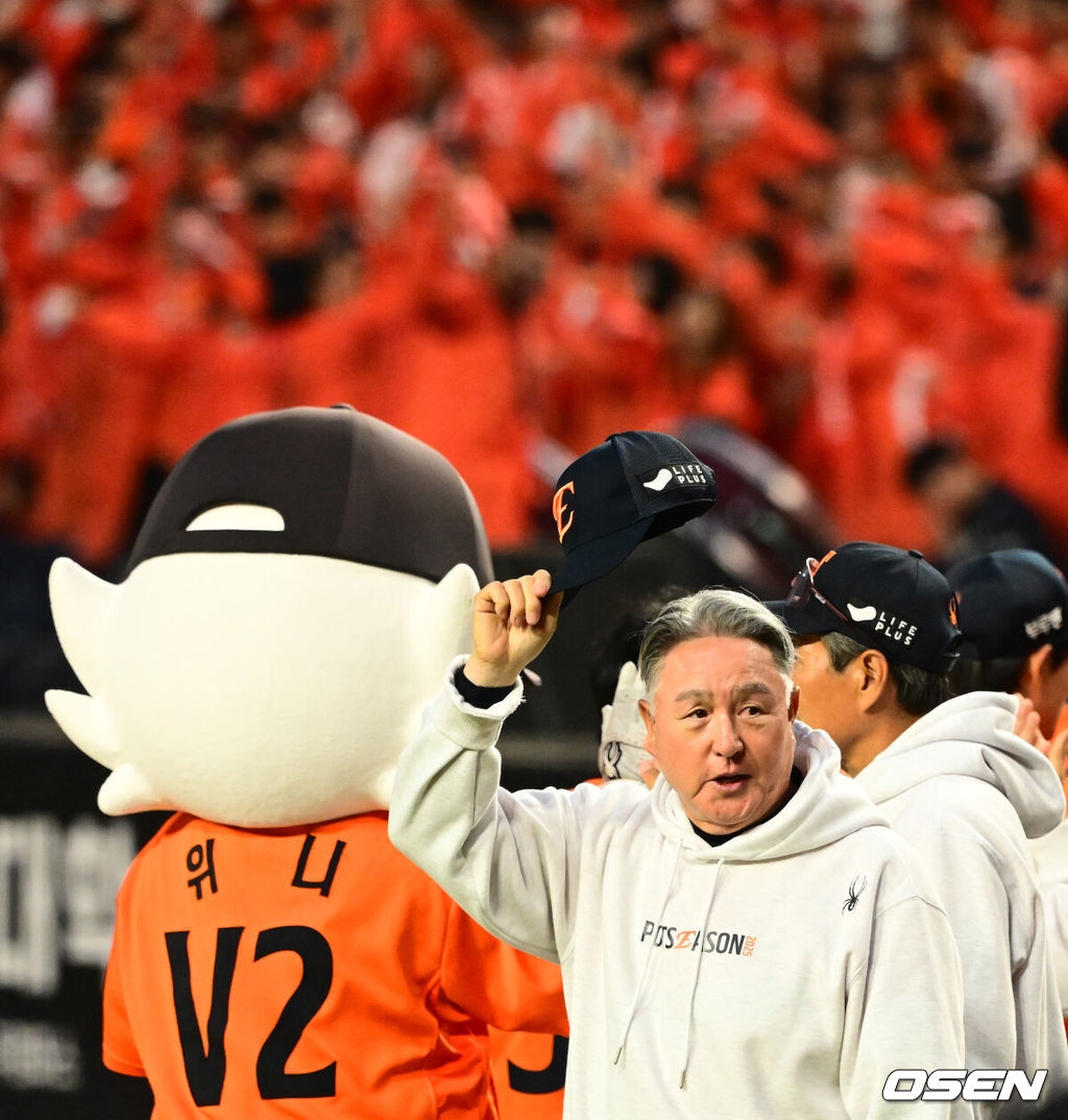 프로야구 한화 이글스가 첫 판을 승리하고, 한국시리즈 진출 확률 76.5%를 잡았다. 한화는 18일 대전 한화생명볼파크에서 열린 2025 KBO리그 플레이오프(5전 3선승제) 1차전 삼성 라이온즈와 경기에서 9-8 재역전 승리를 거뒀다. 예상과 달리 난타전이었고, 한화는 15안타를 몰아쳤다. 선발 폰세는 6이닝 7피안타(1피홈런) 1볼넷 8탈삼진 6실점(5자책)으로 부진했으나 승리 투수가 됐다. 문동주가 7회 구원투수로 등판해 2이닝 1피안타 4탈삼진 무실점으로 잘 던졌다. 마무리 김서현은 9회 등판해 홈런 등 2점을 허용하고 교체됐다. 김범수가 세이브를 기록했다. 한화 김경문 감독이 팬들에게 승리 인사를 하고 있다. 2025.10.18 /jpnews@osen.co.kr